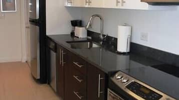 Studio Apartment | Private kitchen | Fridge, microwave, coffee/tea maker, cookware/dishes/utensils