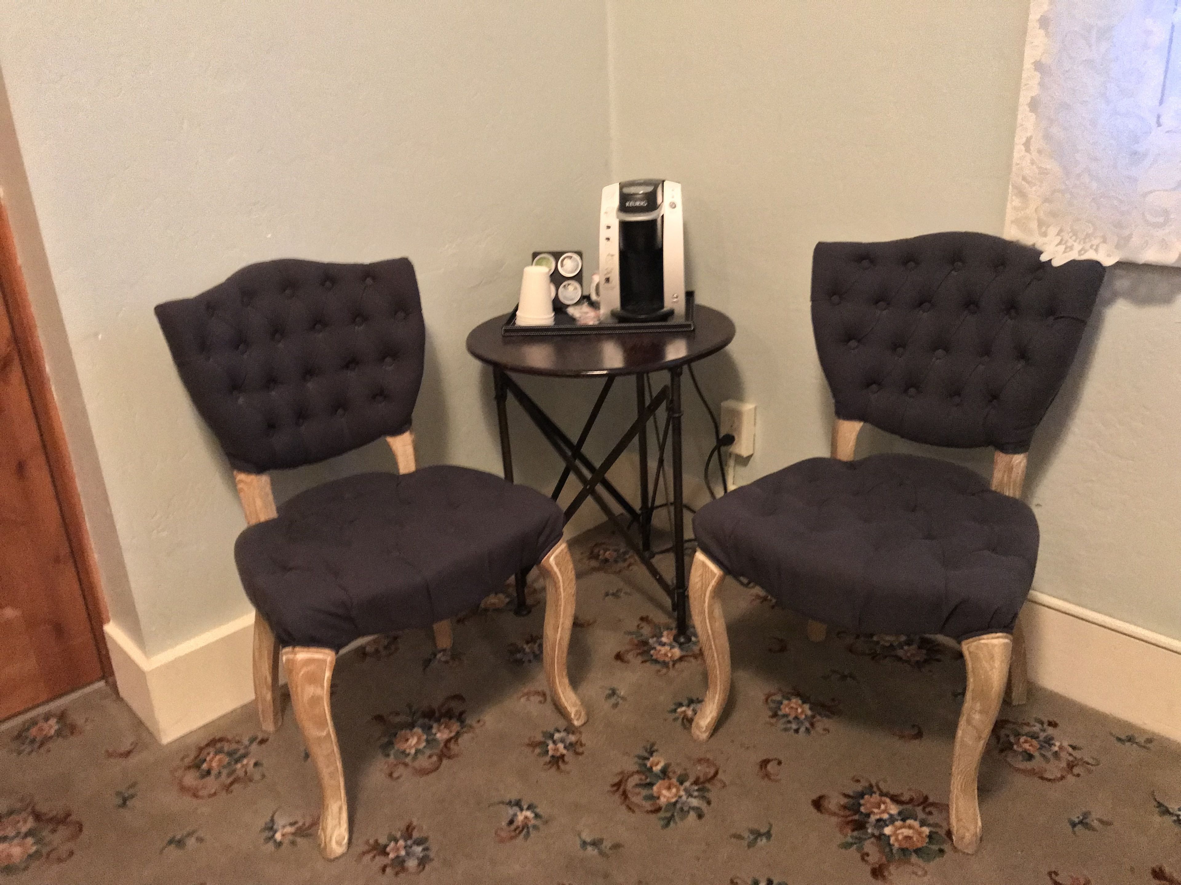 basic room, 1 king bed | living area | 32-inch flat-screen tv with satellite channels, tv