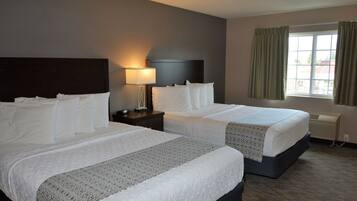 VÀrdeförvaringsskÄp pÄ rummet, skrivbord och strykjÀrn/strykbrÀda