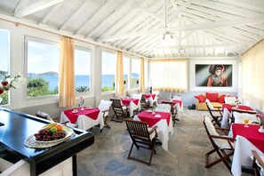 Free daily buffet breakfast  - Tomato Beach Hotel (Skiathos)