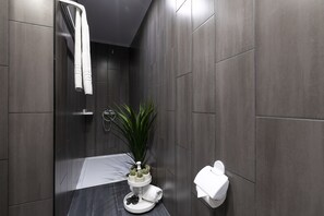 Suite, Sea View | Bathroom | Shower, free toiletries, hair dryer, towels