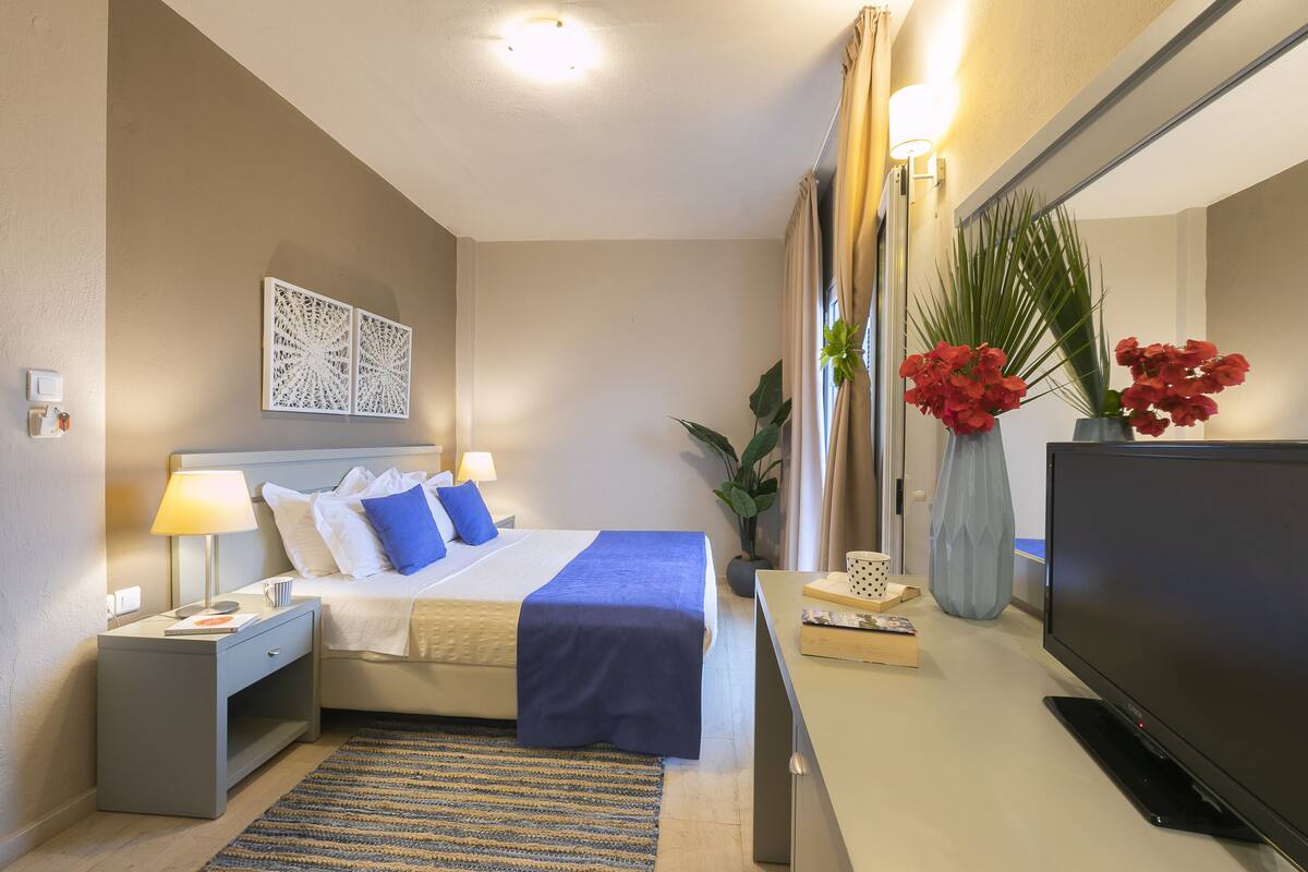 Habitación superior, vista al mar | Caja de seguridad en la habitación y escritorio