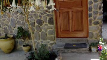Family Triple Room, 1 Bedroom, Patio, Garden View | Living area