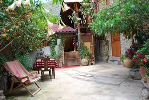 Down comforters, individually decorated, blackout drapes, free WiFi - Kiswar Lodge (Ollantaytambo)