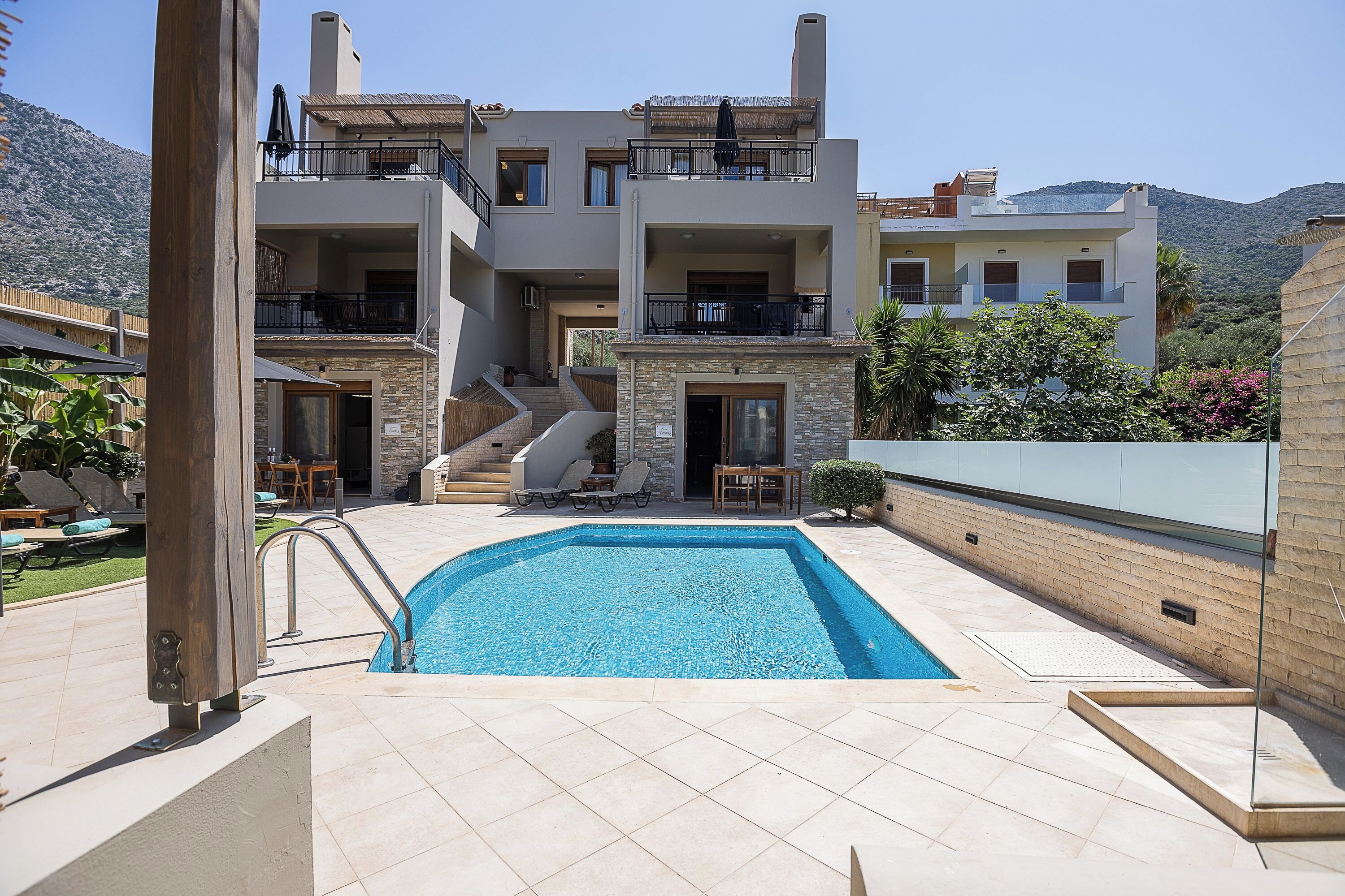 Piscine extérieure, parasols de plage, chaises longues