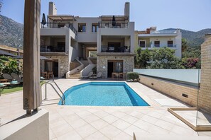 Piscina all'aperto, ombrelloni da piscina, lettini