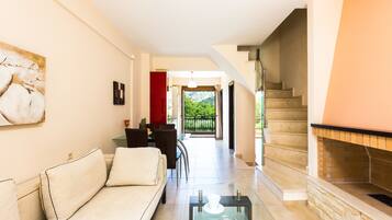 Three-Bedroom Villa - 3 Levels | Area keluarga | Televisi LED 42-inci dengan saluran TV satelit, TV, dan pemutar DVD