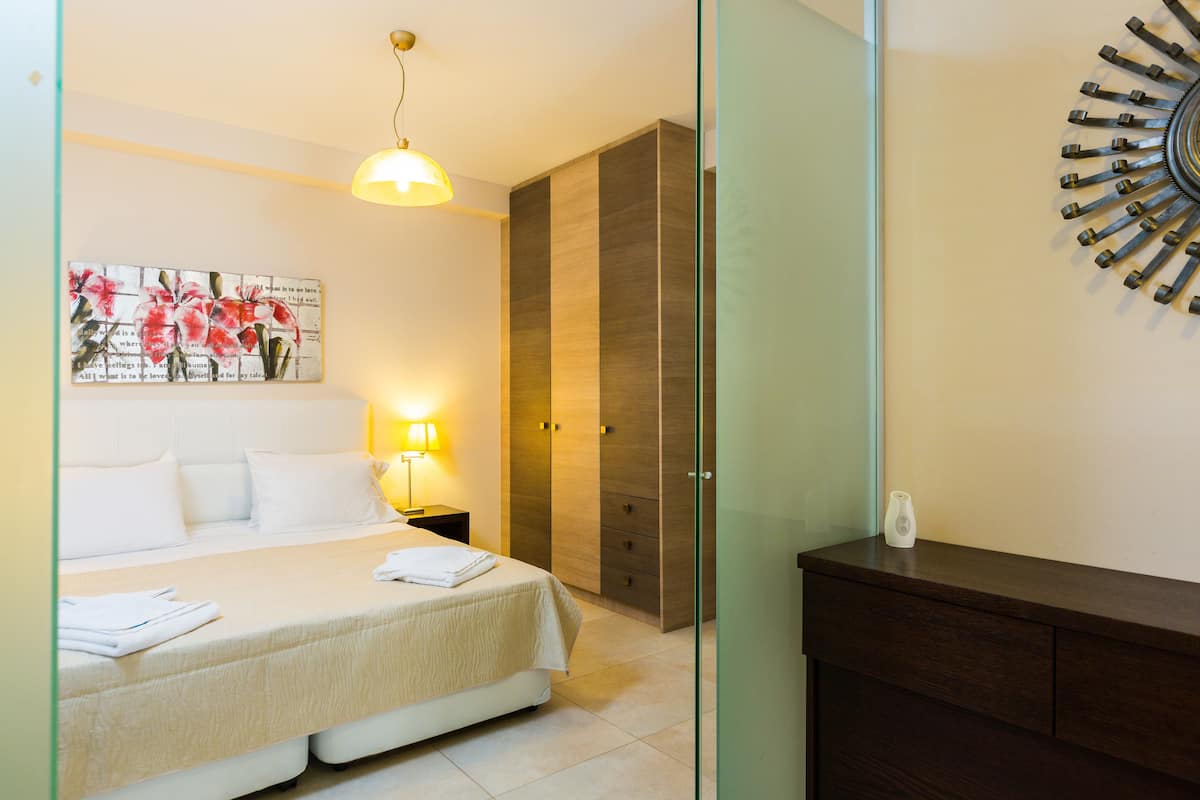 Suite | 3 slaapkamers, een kluis op de kamer, individueel gedecoreerd