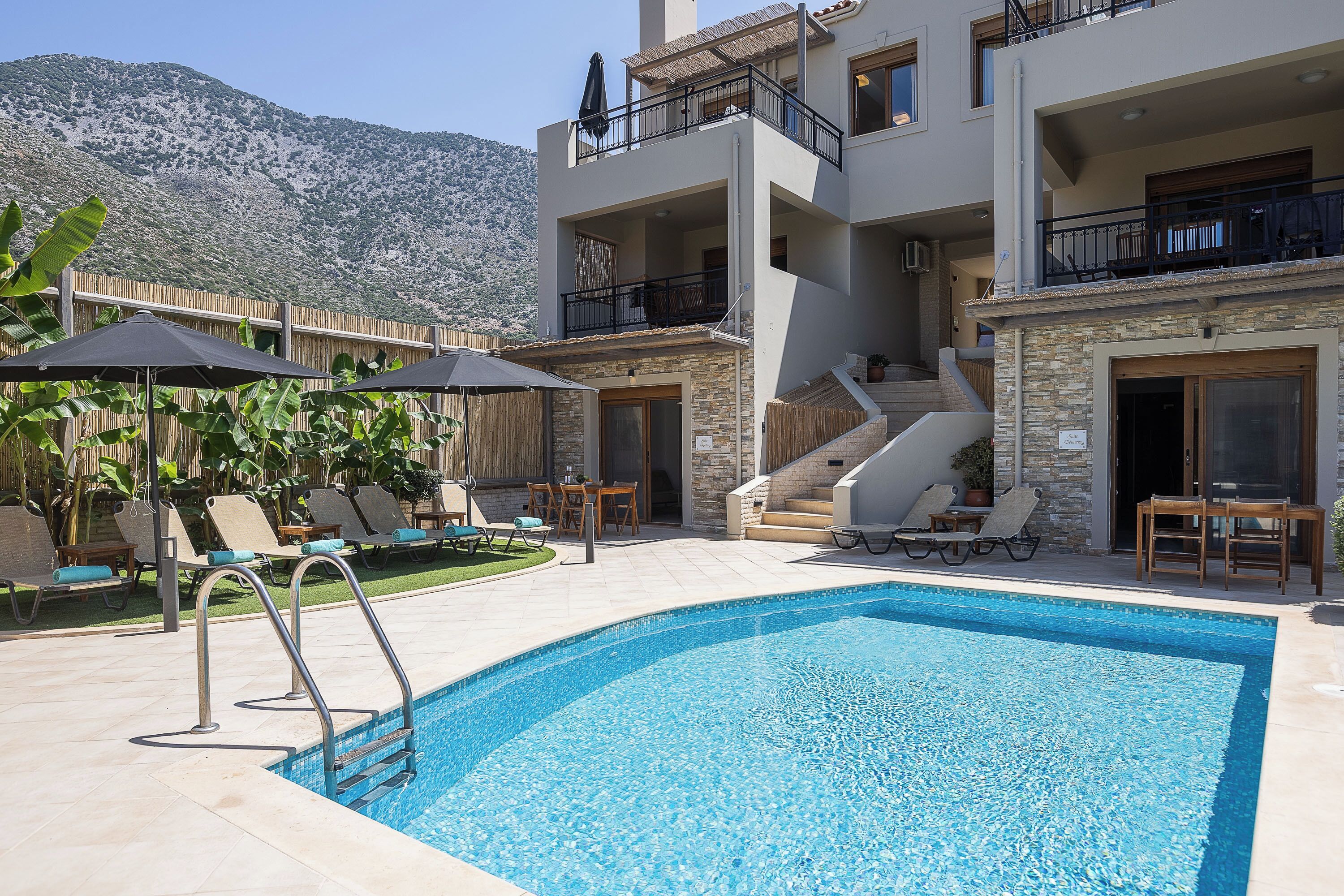 Utendørsbasseng, bassengparasoller og solsenger