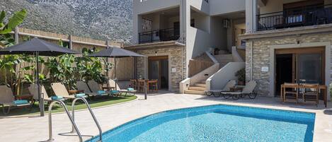 Utendørsbasseng, bassengparasoller og solsenger