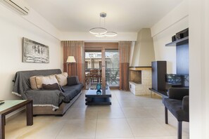 42-inch LED TV with satellite channels, TV - Pantheon Villas & Suites  (Mylopotamos)