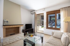 Three Bedroom Villa - 3 Levels | 客廳 | 42 吋LED 電視連衛星電視頻道、電視