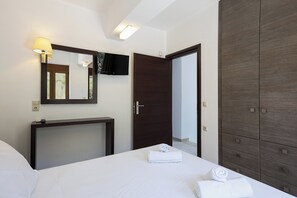 Individually decorated, individually furnished, blackout curtains - Pantheon Villas & Suites  (Mylopotamos)