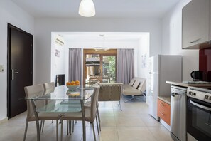 Suíte | Cozinha privada | Geladeira, micro-ondas, cooktop, lava-louças