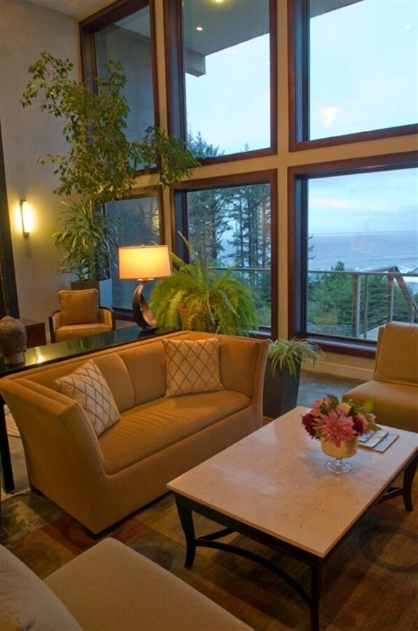 Lobby sitting area - Whale Cove Inn (Depoe Bay)