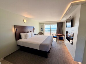 Deluxe Studio, 1 King Bed, Balcony, Ocean View (Second Floor w/ Balcony) | Free WiFi, bed sheets - The Sandcastle Beachfront Hotel (Lincoln City)