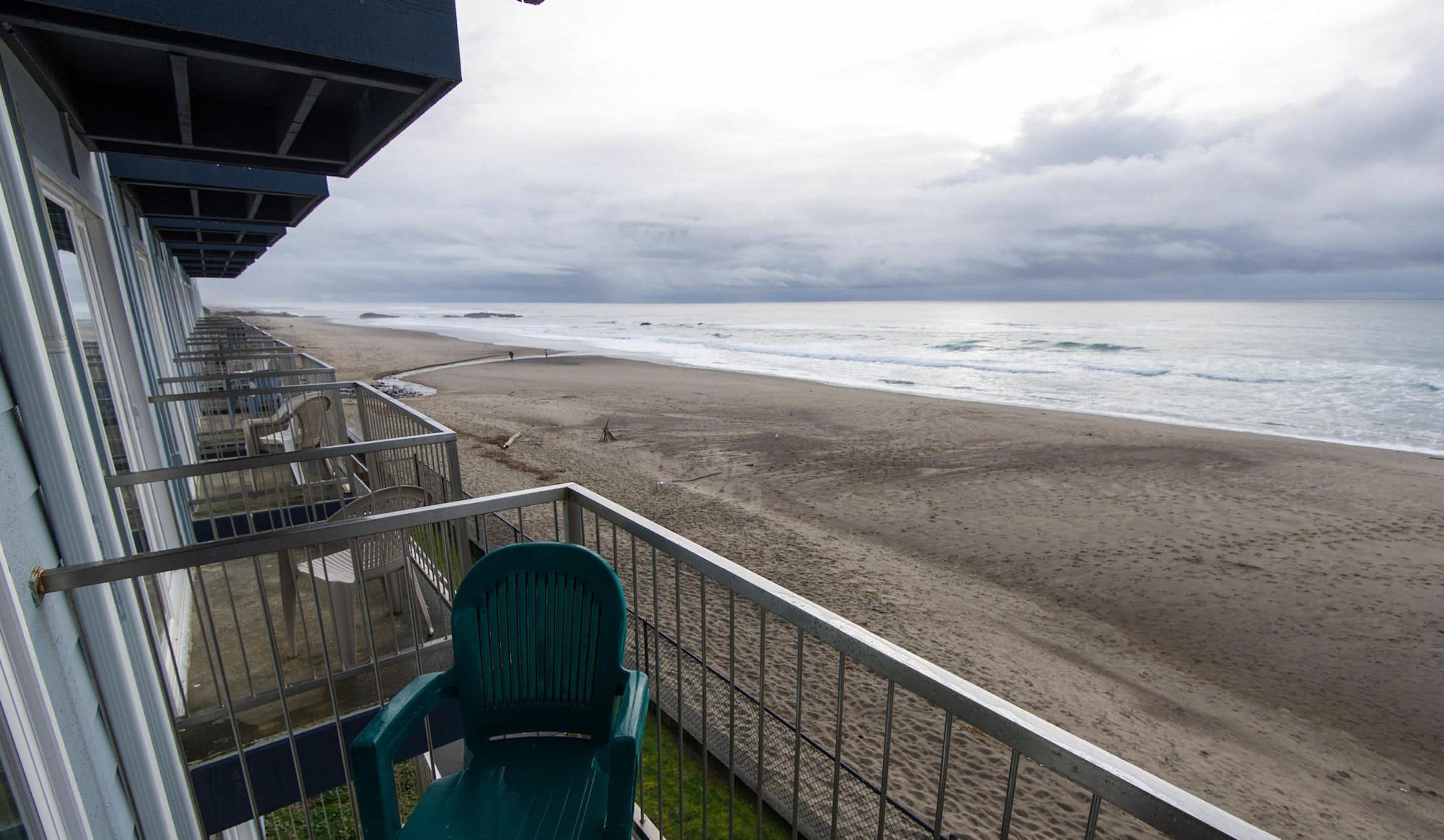 Un balcón con vista a la playa y el océano.