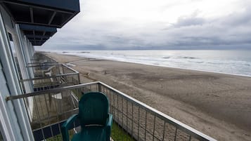 Un balcón con vista a la playa y el océano.