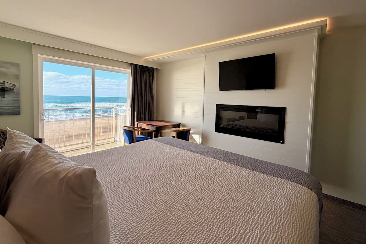 Deluxe Studio, 1 King Bed, Balcony, Ocean View (Second Floor w/ Balcony) | Free WiFi, bed sheets