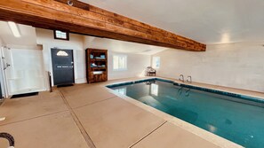 Indoor pool - The Sandcastle Beachfront Hotel (Lincoln City)