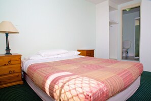 Apartment, 1 Schlafzimmer (No Aircon) | 1 Schlafzimmer, individuell eingerichtet, Bügeleisen/Bügelbrett