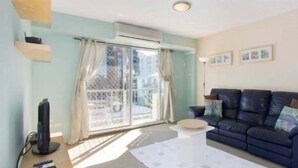 Apartamento, 2 habitaciones | Sala de estar | Una televisión de pantalla plana
