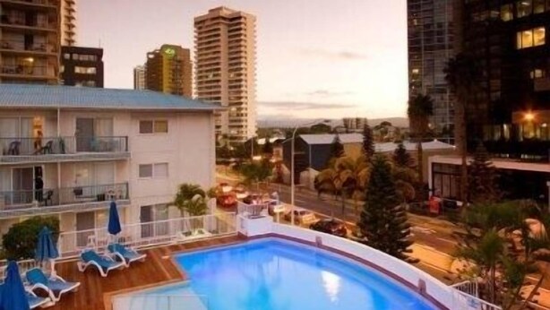 Una piscina al aire libre