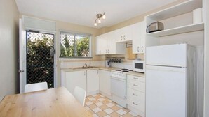 Apartamento, 2 habitaciones | Cocina privada | Frigorífico grande, microondas, placa de cocina y utensilios de cocina