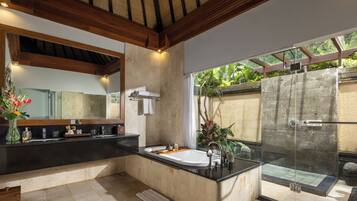 Villa, 2 chambres, piscine privée, vue vallée | Salle de bain | Baignoire relaxante profonde, douche à « effet pluie »