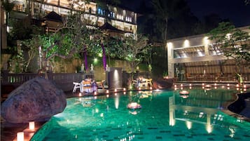 Piscine extérieure, parasols de plage, chaises longues