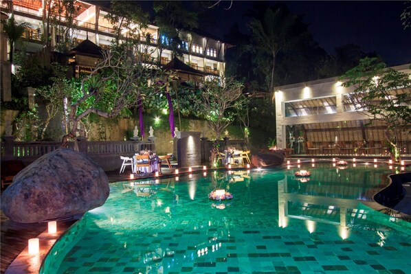 Udendørs pool, åben fra kl. 07.30 til kl. 19.00, parasoller, liggestole