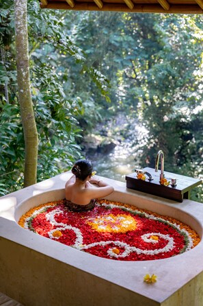 Couples treatment rooms, sauna, hot tub, body treatments, aromatherapy - The Lokha Ubud Resort, Villas & SPA (Ubud)
