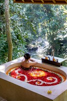 Salas de tratamiento para parejas, un sauna, una bañera de hidromasaje