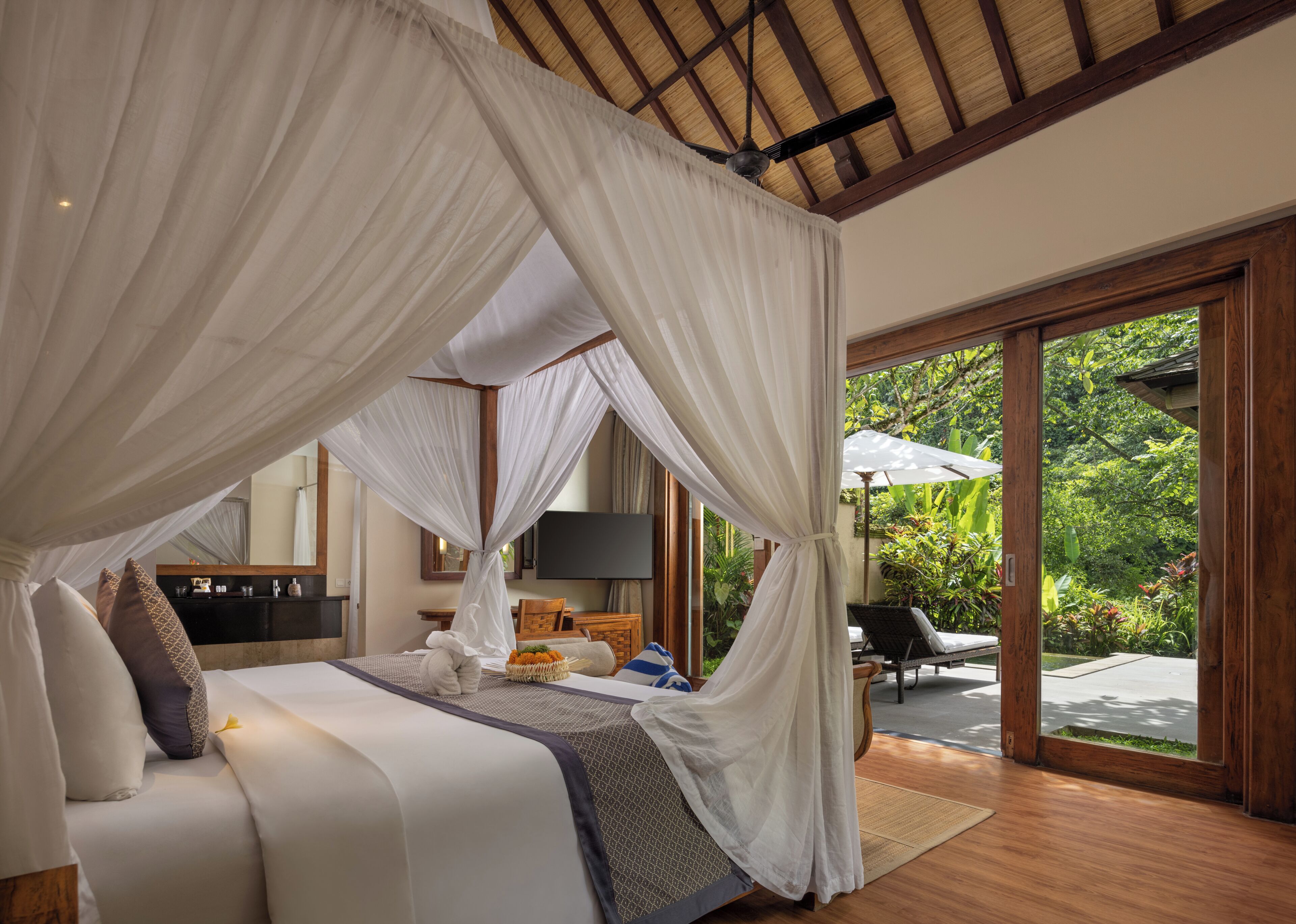 One Bedroom Pool Villa with Valley View | Seprai premium, tempat tidur Select Comfort, dan isi minibar gratis