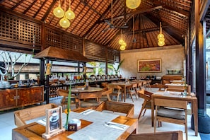 Se sirven desayunos, restaurante con mesas al aire libre