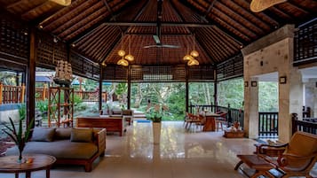 Espace de soins pour les couples, sauna, bain Ă remous, soins corporels