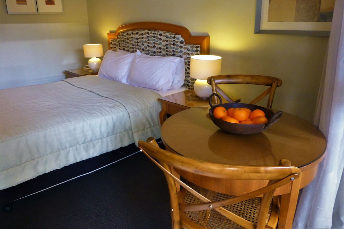 Ropa de cama de alta calidad, minibar y decoración personalizada