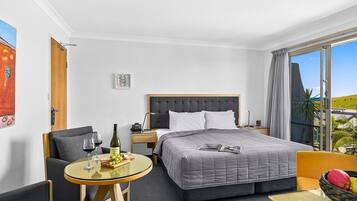 Ropa de cama de alta calidad, minibar y decoración personalizada