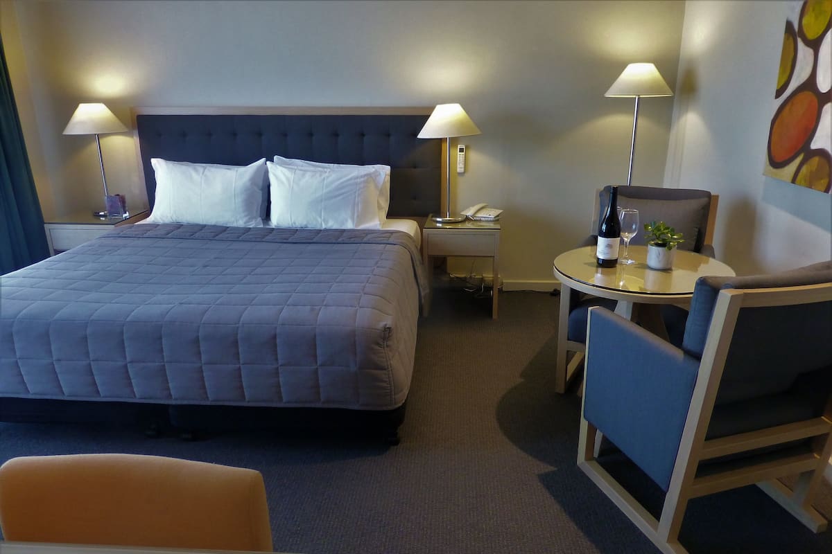 Ropa de cama de alta calidad, minibar y decoración personalizada