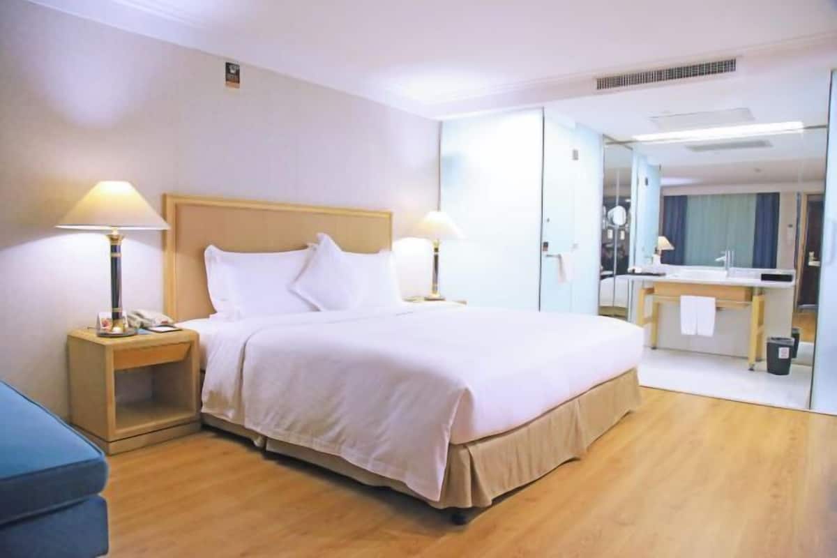 In-room safe, desk, free WiFi, bed sheets