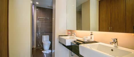 Un baño moderno con lavamanos doble, un espejo grande y cabina de ducha.