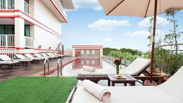 2 outdoor pools, pool umbrellas, pool loungers