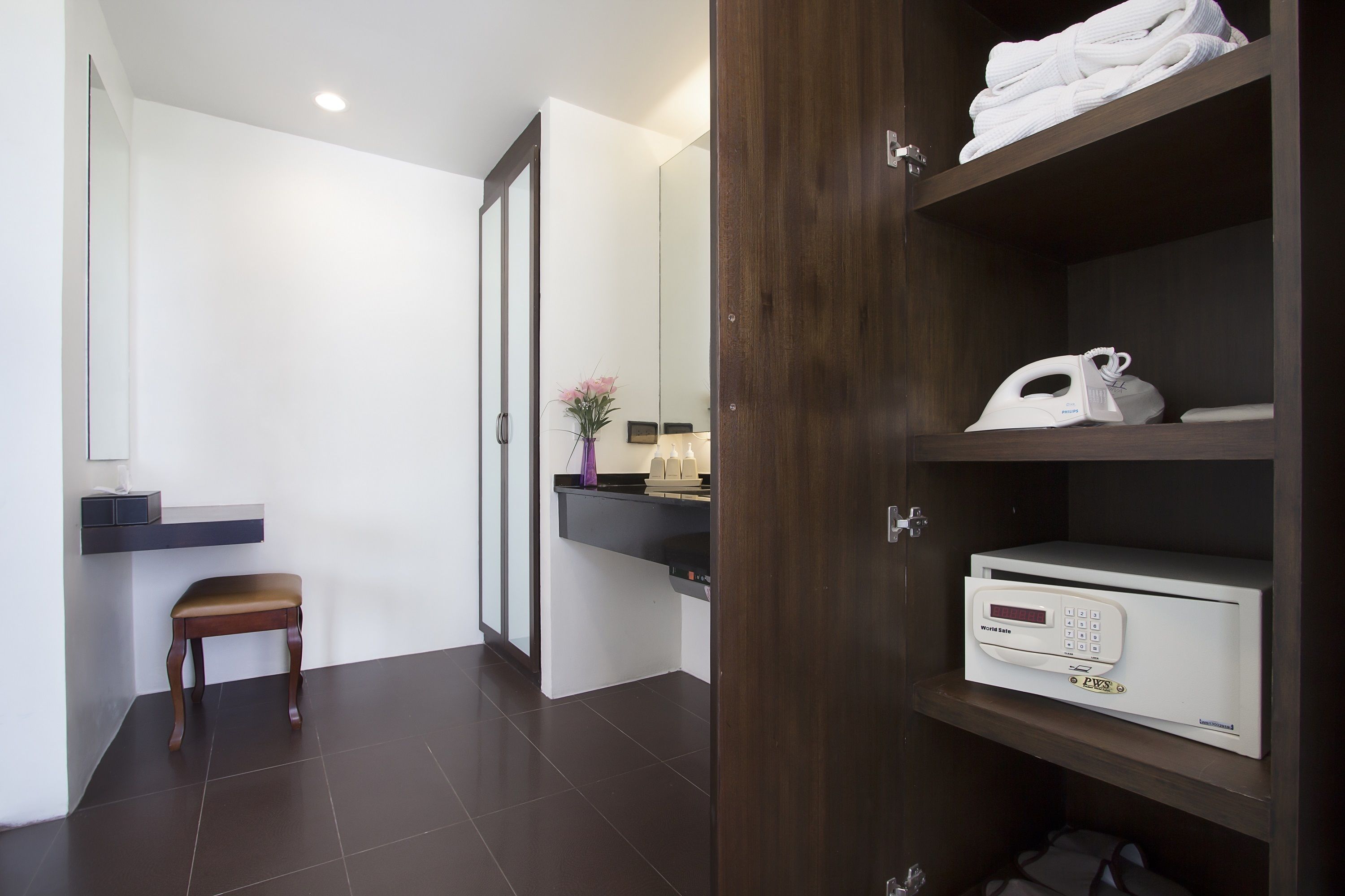 honeymoon suite, 1 king bed, sea view | 1 bedroom, in-room safe, desk, blackout curtains