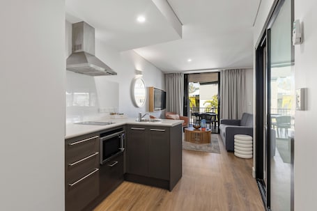 Refrigerador, microondas, placa de cocina, tetera/pava eléctrica