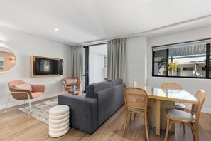 Apartment, 1 Bedroom | Dining room