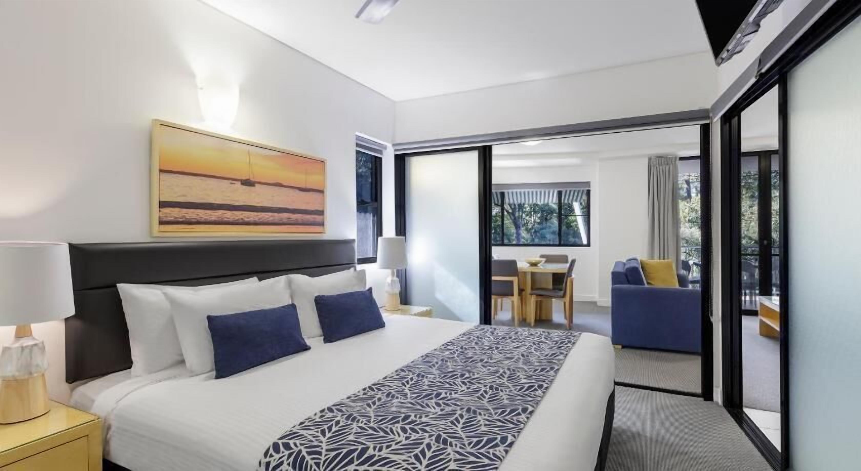 Coffre-fort, fer et planche à repasser, lit de bébé (gratuit)