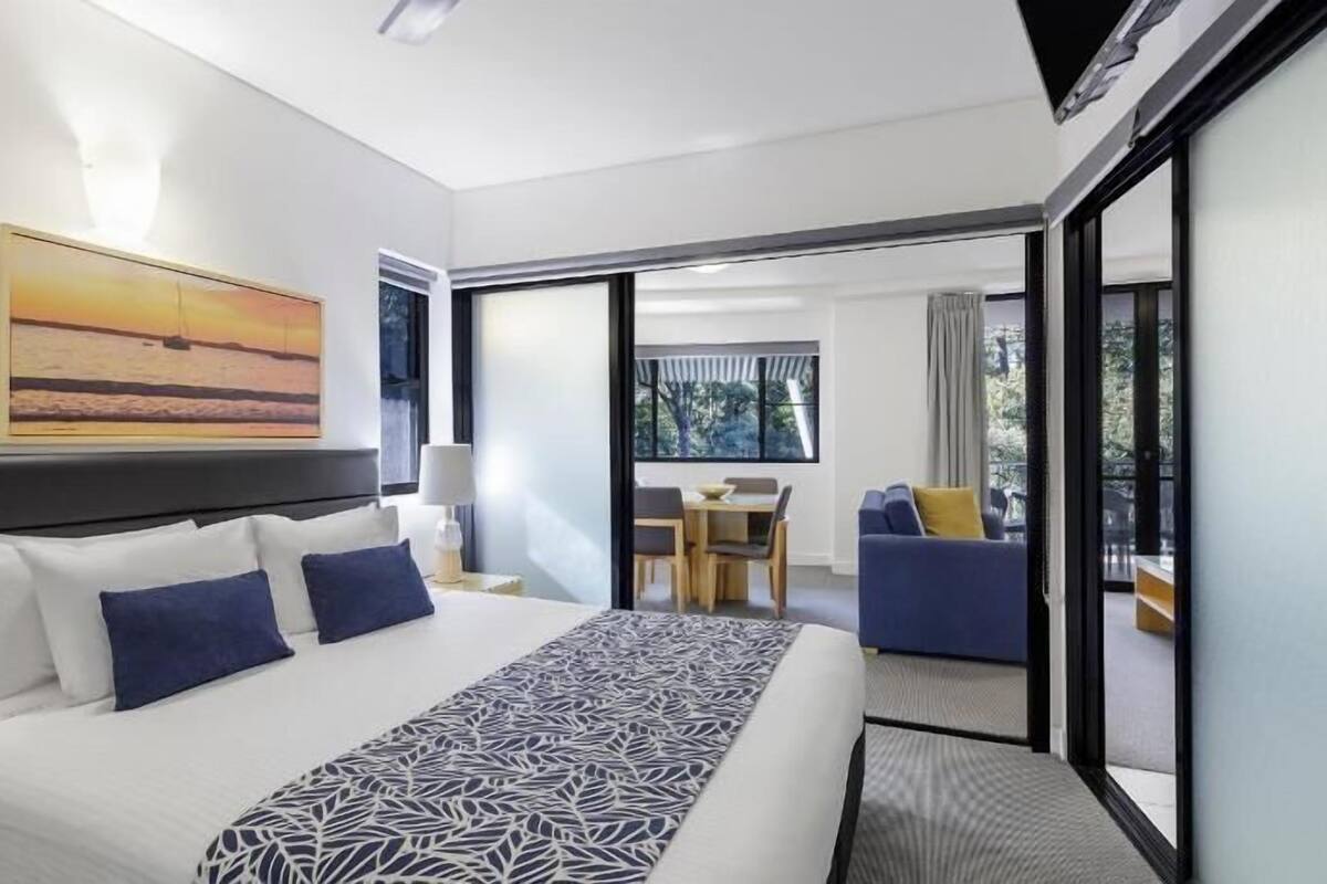 Coffre-fort, fer et planche à repasser, lit de bébé (gratuit)