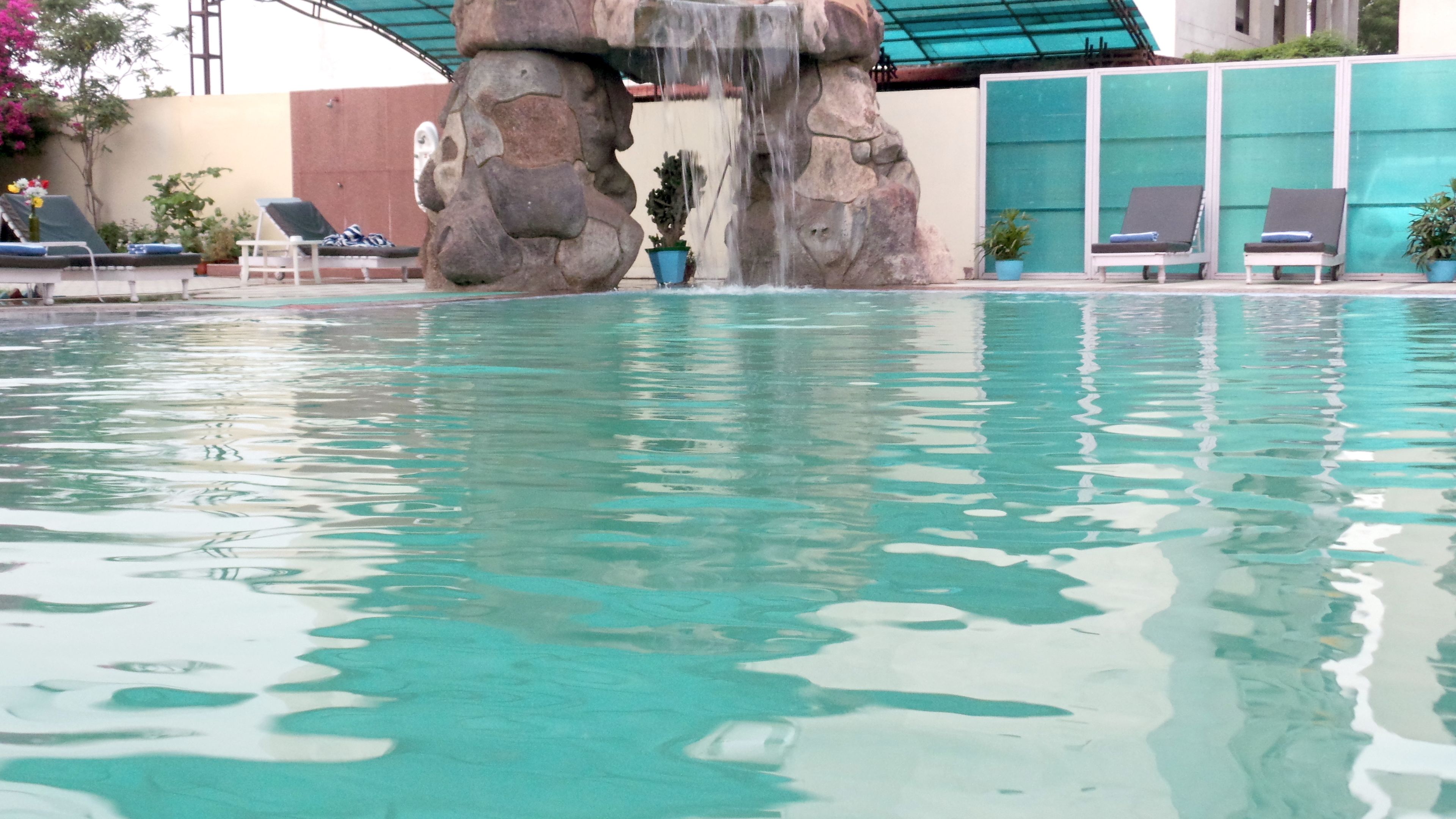 Una piscina al aire libre (de 09:00 a 18:00), tumbonas