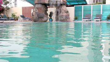 Una piscina al aire libre (de 09:00 a 18:00), tumbonas