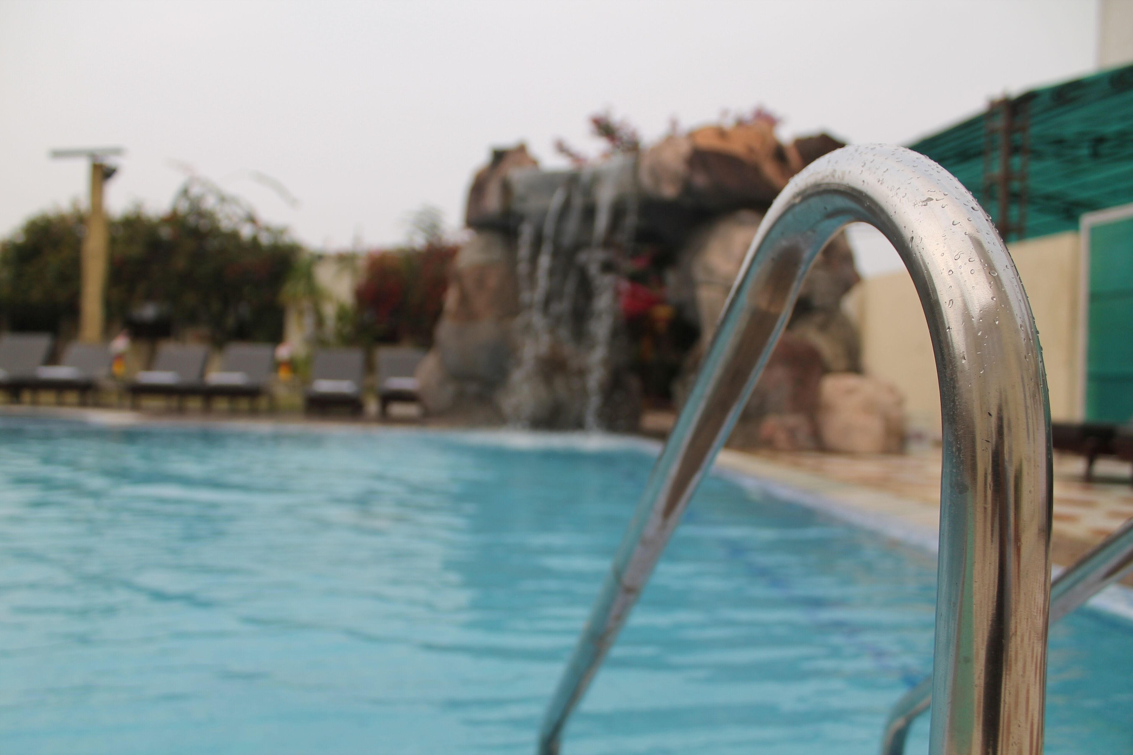 Outdoor pool, open 9 AM to 6 PM, pool loungers